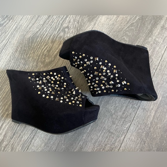 Speed limit 98 Edgy Stud & Spike Black Wedge Peep Toe Platform Mules. Size 6.5 - Picture 5 of 11